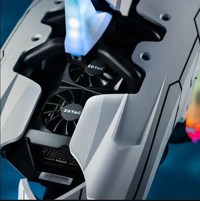 Détail de l'intégration d'une carte graphique ZOTAC dans le PC gamer custom Shark X de FlowUP