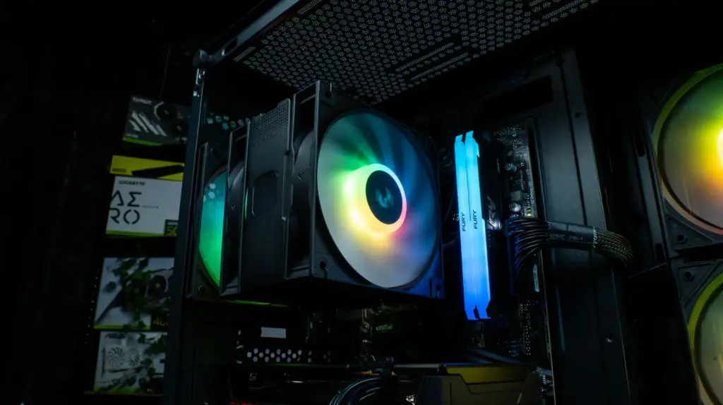 Intérieur de PC gamer avec ventilateur RGB, refroidisseur processeur double tour et RAM Fury RGB bleue