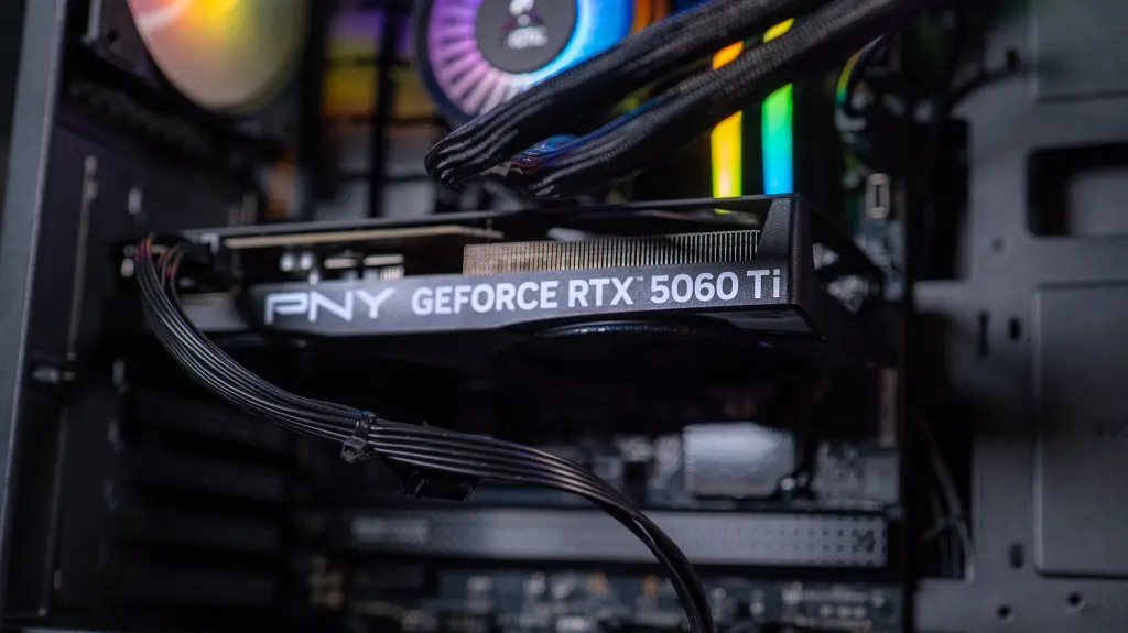 Carte graphique PNY GeForce RTX 5060 Ti installée dans un PC gamer RGB