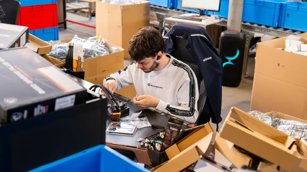 Technicien assemblant un PC gamer dans un atelier de montage informatique
