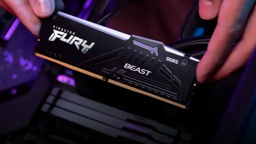 Barrette RAM Kingston FURY Beast DDR5 tenue en main, mémoire vive haute performance pour PC gamer et configuration gaming rapide