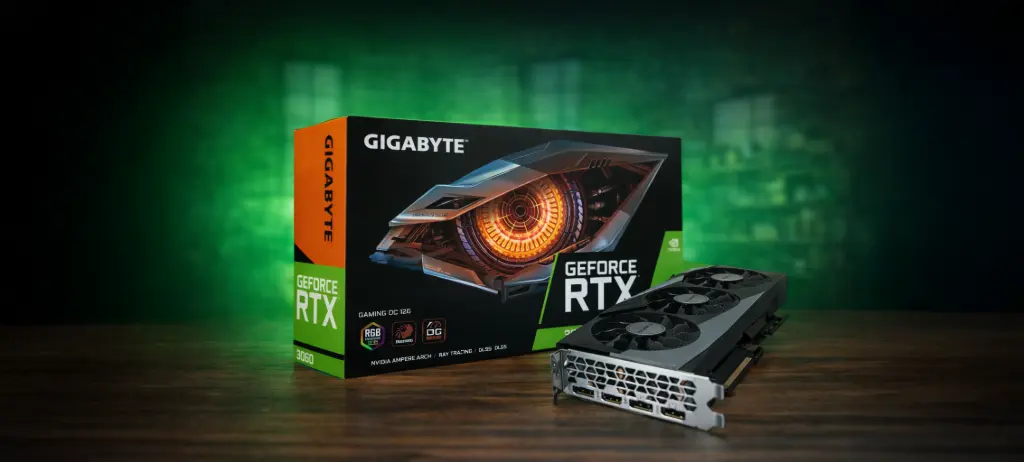 Carte graphique Gigabyte GeForce RTX et boîte officielle produit sur table avec arrière-plan vert