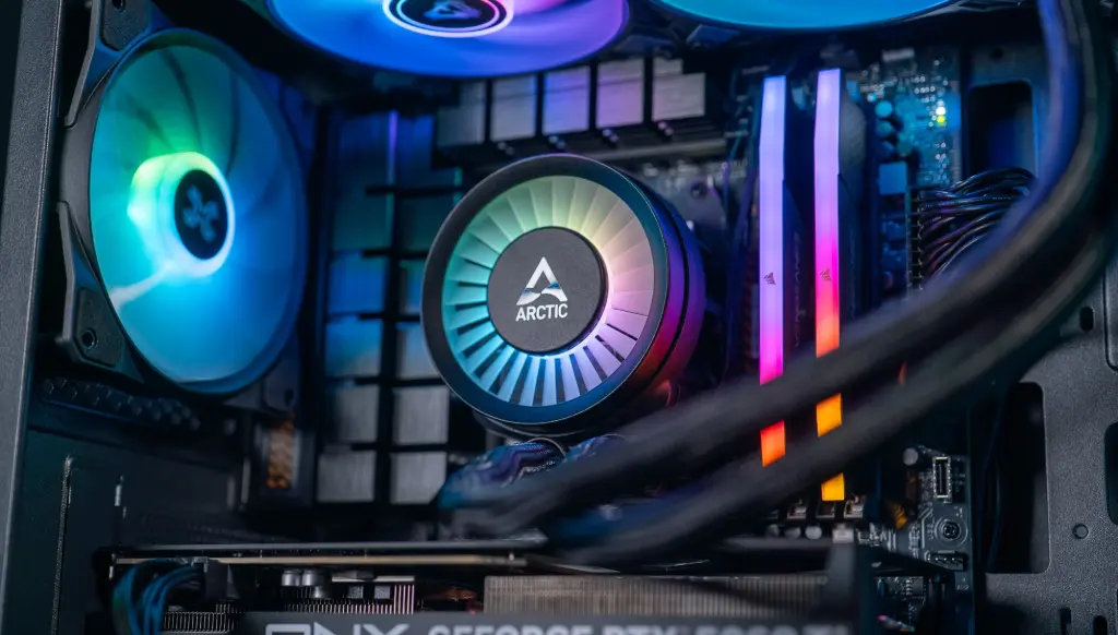 Refroidissement ARCTIC RGB et mémoire RAM RGB dans un PC gamer haute performance