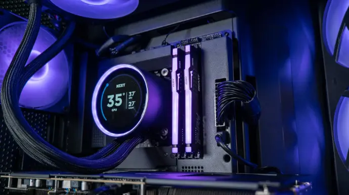 Intérieur de PC gamer avec watercooling NZXT, RAM RGB et composants haut de gamme éclairés en violet