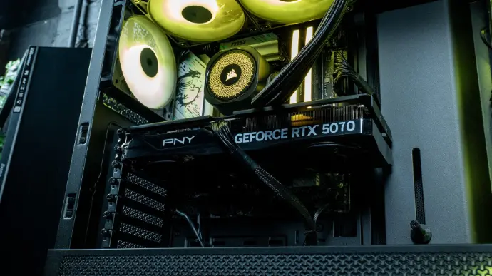 Carte graphique PNY GeForce RTX 5070 Ti installée dans un PC gamer avec ventilateurs RGB et composants haut de gamme