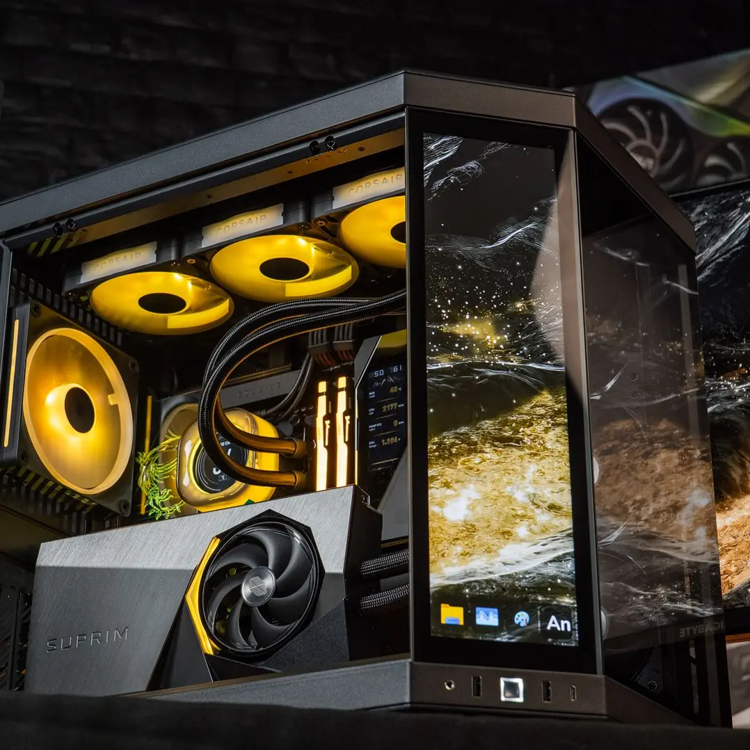PC gamer premium noir FlowUP avec carte graphique MSI Suprim, éclairage RGB jaune et boîtier vitré panoramique
