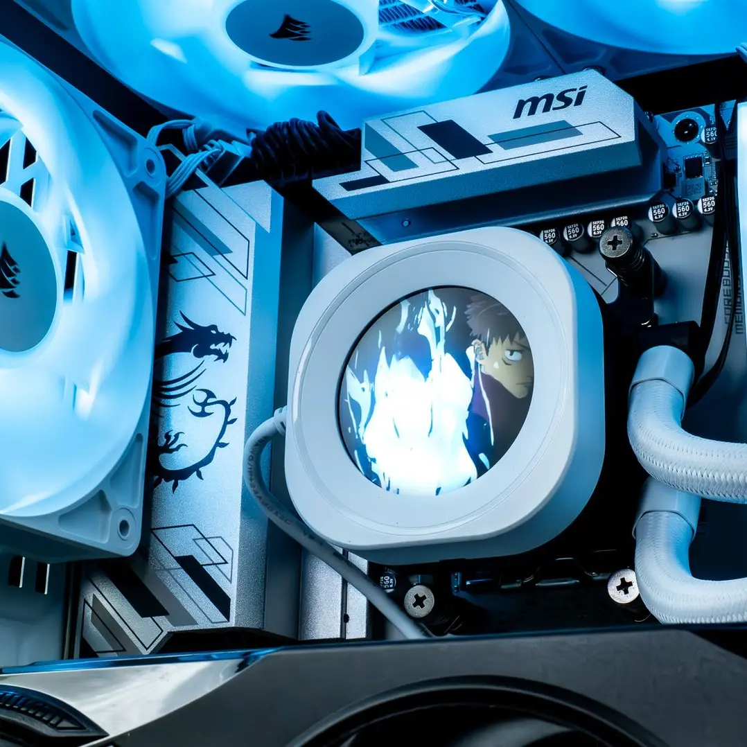Intérieur de PC gamer MSI blanc avec watercooling RGB, ventilateurs ARGB bleus et écran LCD personnalisé sur le processeur