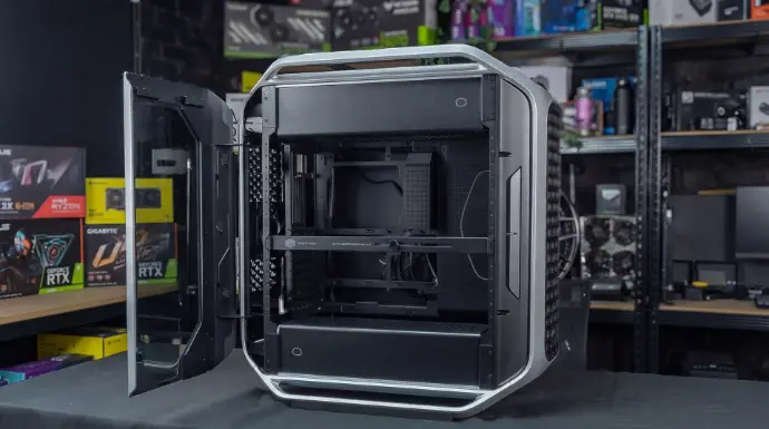 Intérieur du Cooler Master Cosmos Alpha avec panneau latéral ouvert, boîtier PC full tower modulaire pensé pour montage gaming, airflow optimisé et watercooling haut de gamme