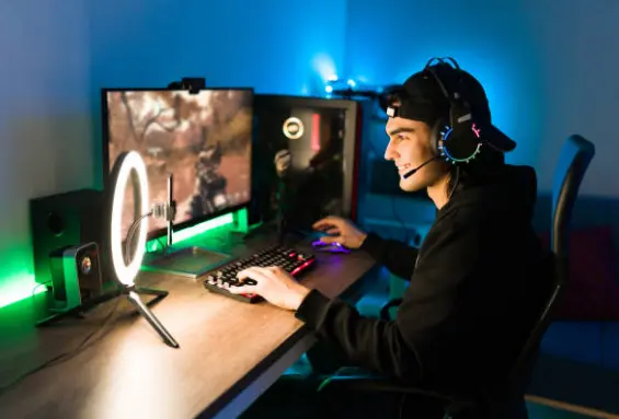 Setup gaming avec joueur au casque, écran RGB et PC performant pour streaming, FPS et expérience immersive