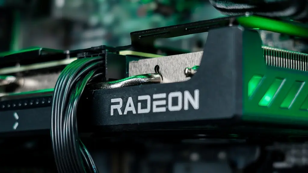 Carte graphique AMD Radeon avec éclairage RGB vert et système de refroidissement pour PC gaming haute performance