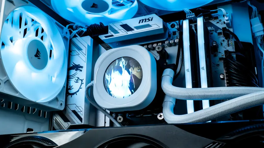 Watercooling Corsair RGB blanc avec écran LCD personnalisé, RAM DDR5 et carte mère MSI dans un PC gaming haut de gamme