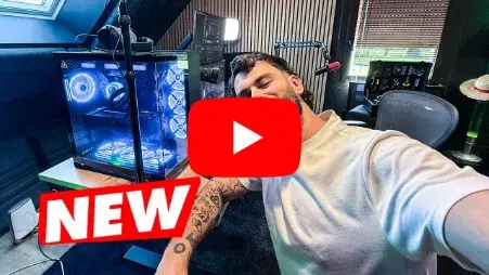 Miniature YouTube montrant un youtubeur présentant son nouveau PC gamer installé, avec boîtier vitré et éclairage RGB