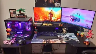Setup PC gamer avec boîtier RGB, carte graphique GeForce RTX, double écran gaming et périphériques pour configuration gaming hautes performances