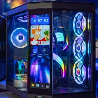 PC gamer personnalisé avec boîtier vitré, écran intégré en façade, éclairage RGB et refroidissement liquide
