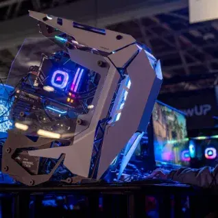 PC gamer custom avec boîtier open frame au design futuriste, carte graphique GeForce RTX et refroidissement liquide, watercooling