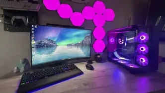 Setup PC gamer RGB avec boîtier vitré, écran gaming et périphériques pour configuration gaming