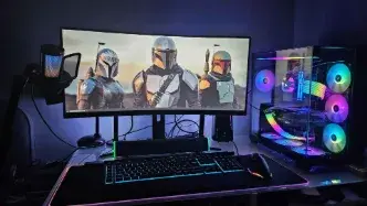 Setup PC gamer RGB avec boîtier vitré, double écran gaming, clavier rétroéclairé et configuration gaming