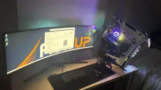 Setup PC gamer avec boîtie RGB, écran incurvé et configuration gaming