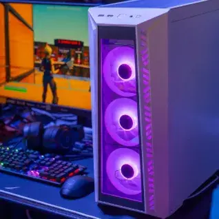 PC gamer tour blanche avec boîtier vitré et ventilateurs RGB violets, installé sur un bureau gaming avec Fortnite à l’écran