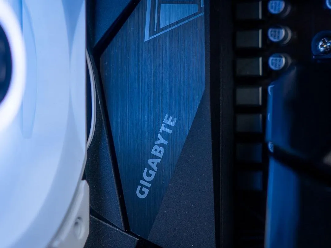 Carte mère Gigabyte dans un PC FlowUP