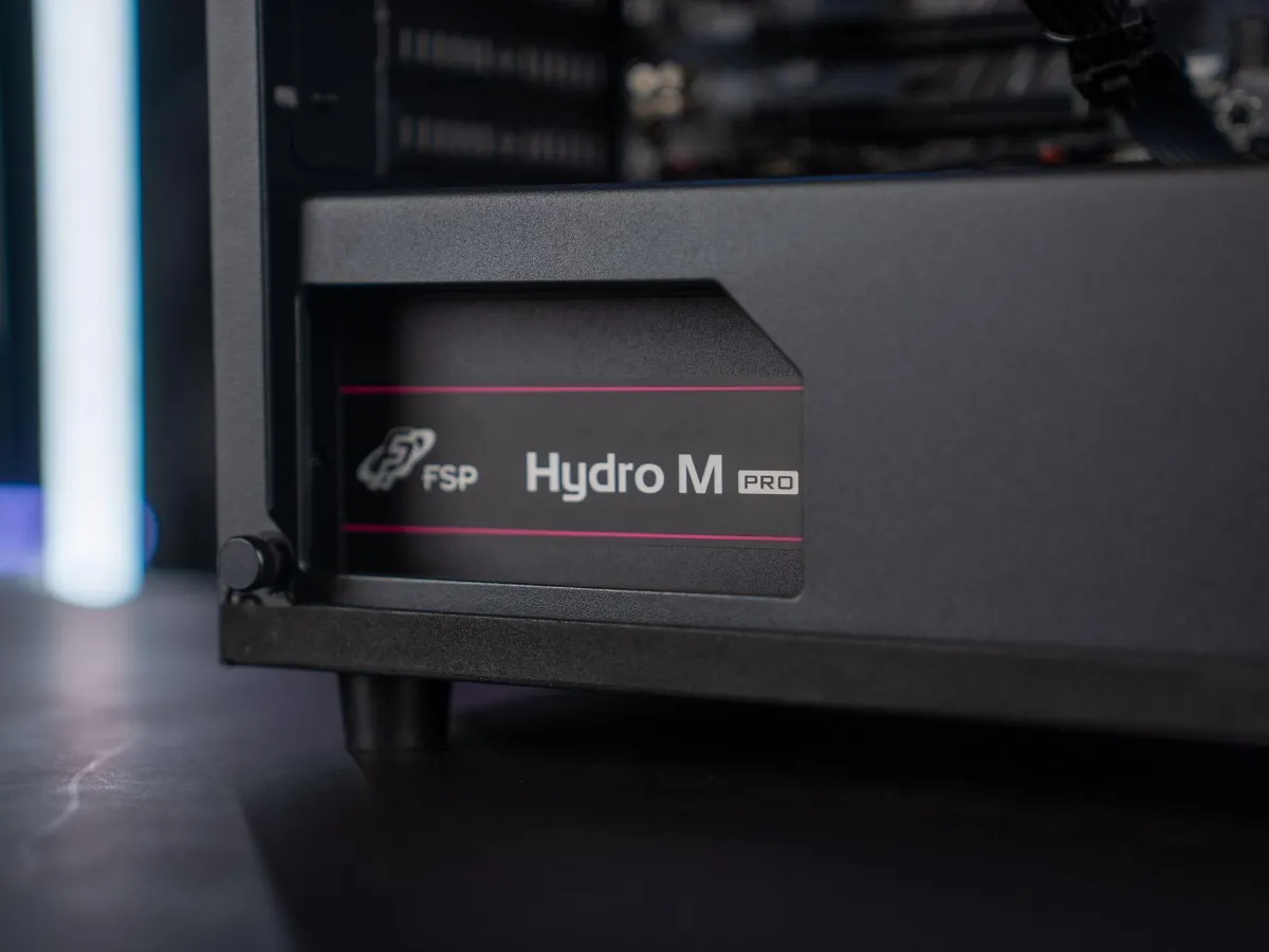 Alimentation FSP Hydro M installée dans un boîtier PC FlowUP