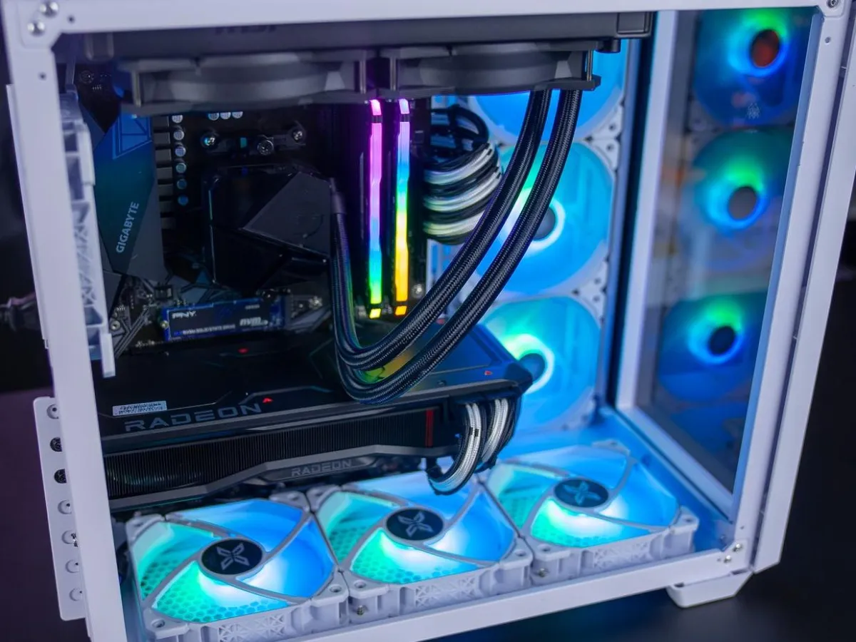 Boîtier PC blanc FlowUP avec ventilateurs RGB et watercooling