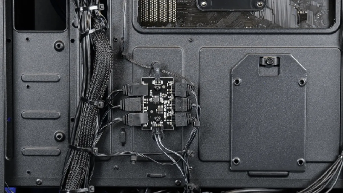 Câbles rangés derrière la plaque d'un PC gamer