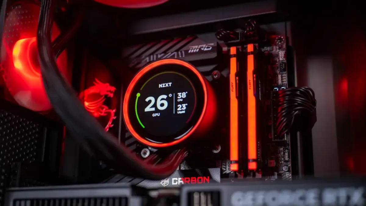 Intérieur d'un PC gamer avec carte graphique RTX et watercooling éclairés