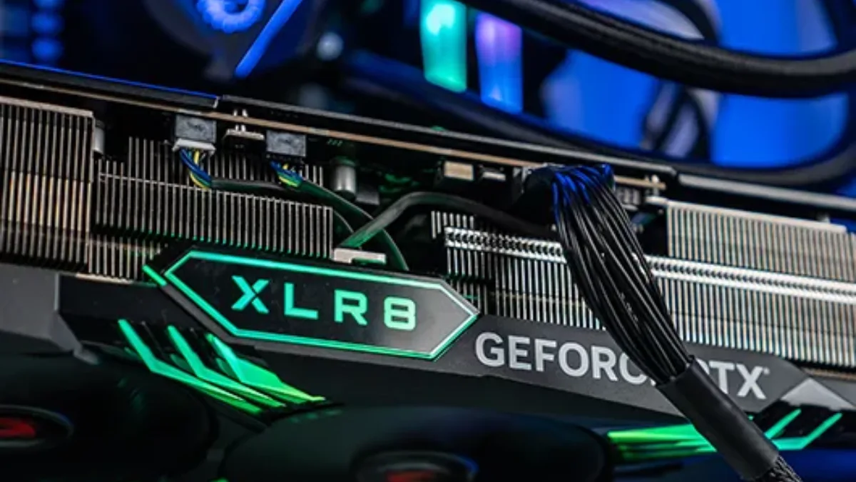 Carte graphique GeForce RTX installée dans un PC gamer avec éclairage vert