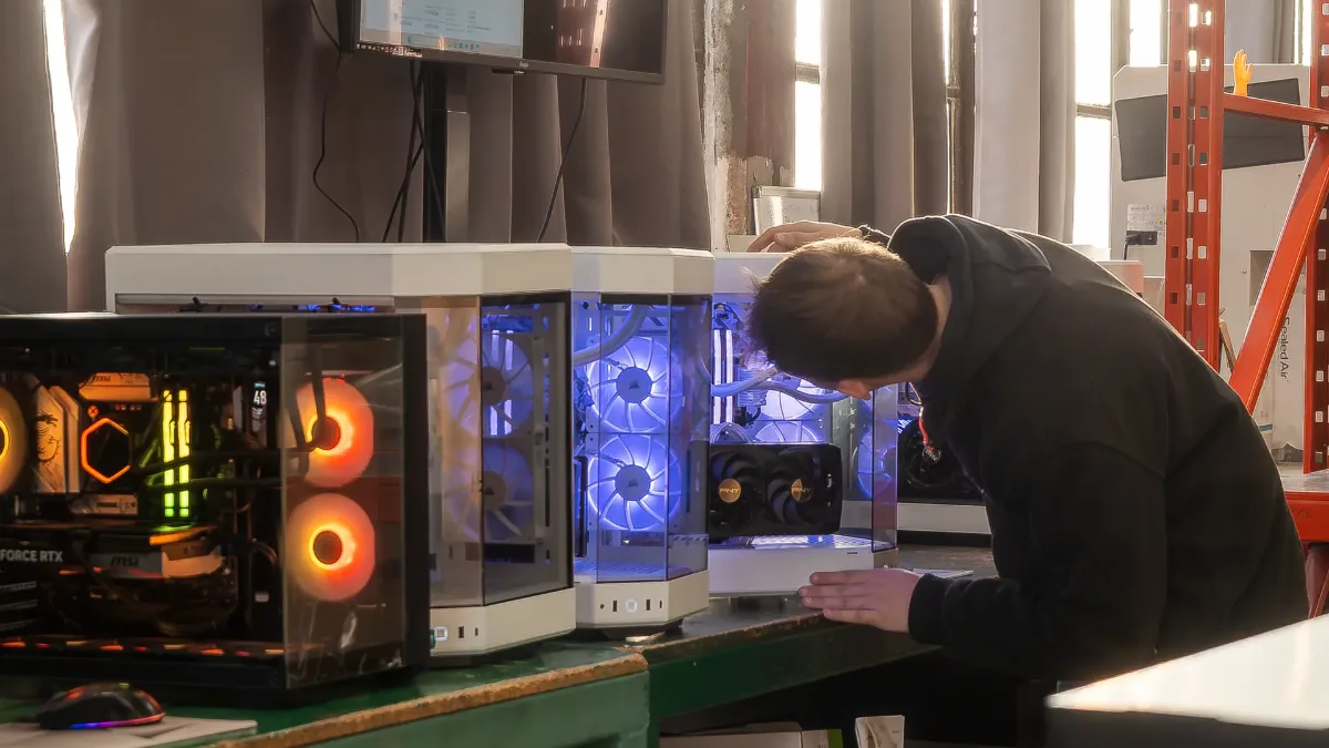 Technicien FlowUP contrôlant un PC gamer dans l'atelier de Genappe avant expédition