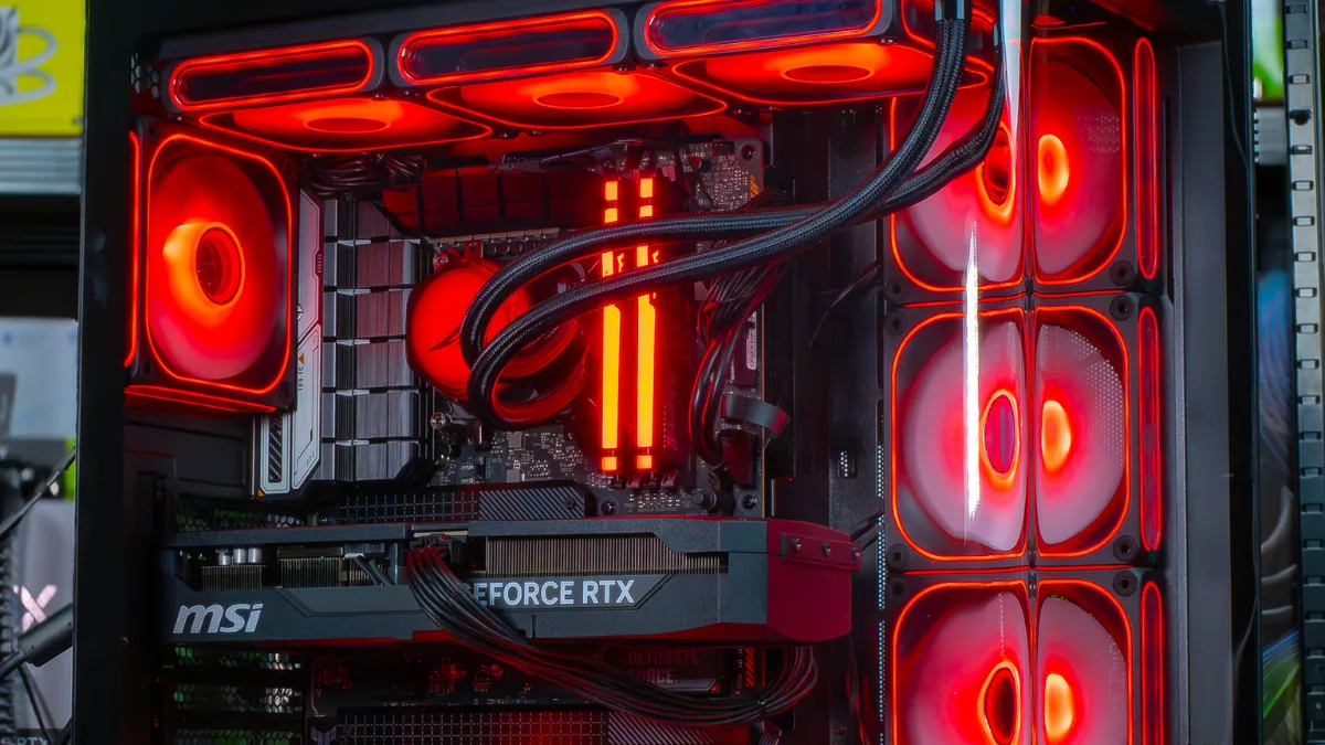 PC gamer à éclairage rouge dans un boîtier vitré