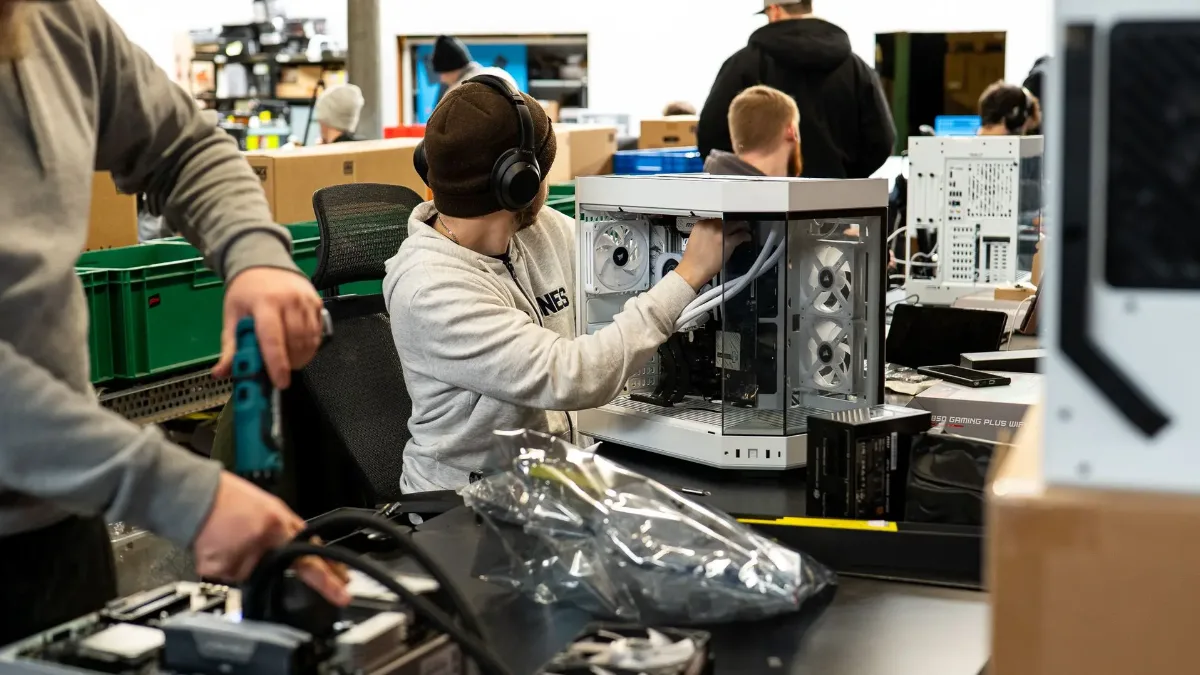 Techniciens FlowUP montant des PC gamer dans l'atelier