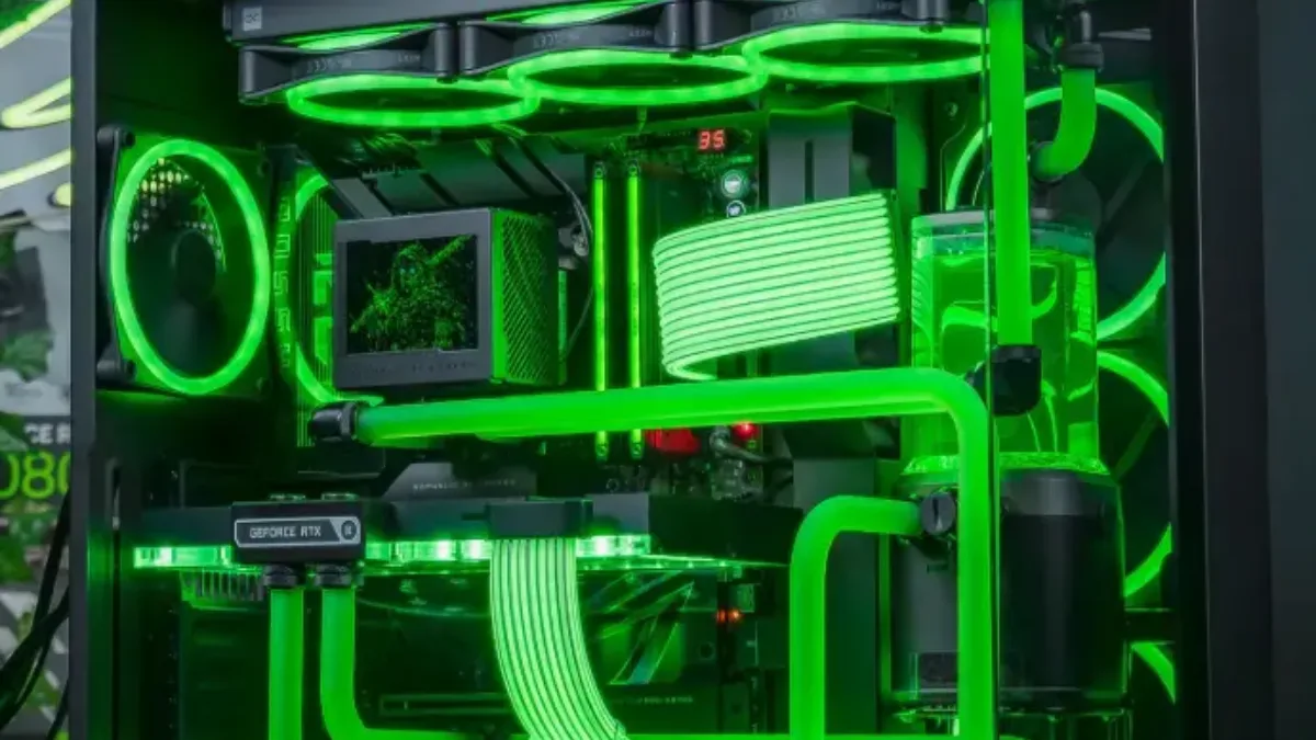 Intérieur d'un PC gamer avec watercooling et éclairage vert