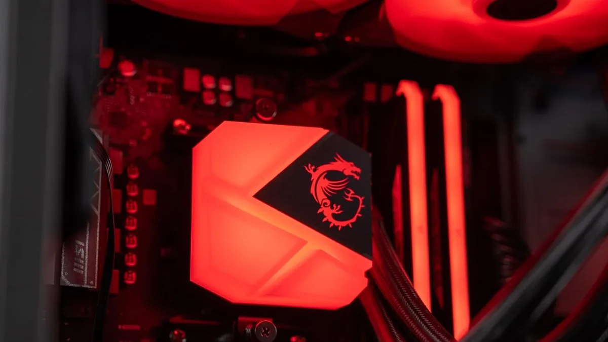Intérieur du PC Red Storm avec logo MSI et éclairage rouge