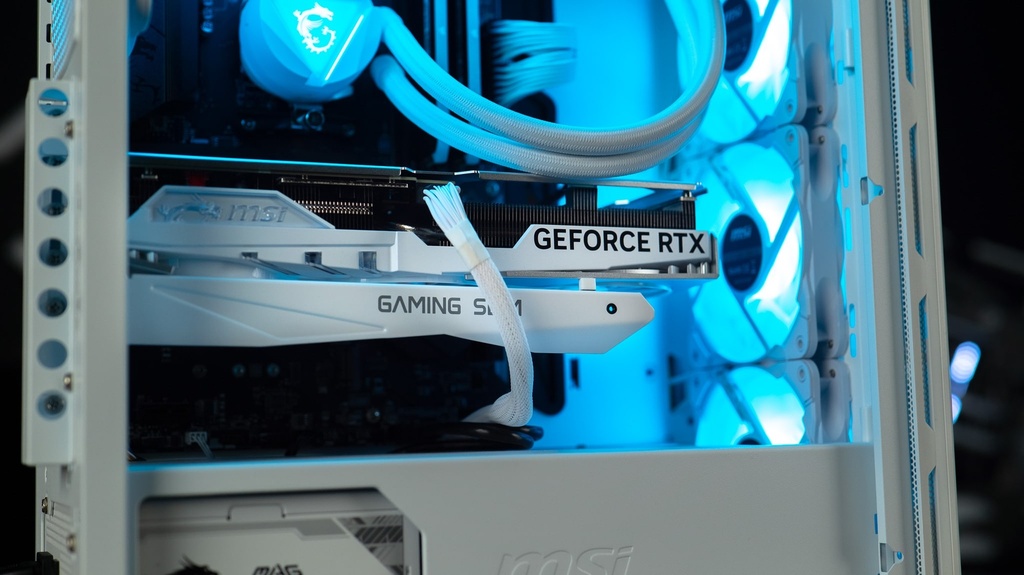 Pourquoi s'embêter à monter un PC gamer alors que cet ordinateur doté d'une RTX  4070 a déjà tout ce qu'il faut et surtout un prix étonnamment bas ? 