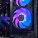 Gros plan sur l'un des ventilateurs Cooler Master du PC gamer Aqua, affichant un éclairage ARGB circulaire aux nuances de bleu, rose et violet
