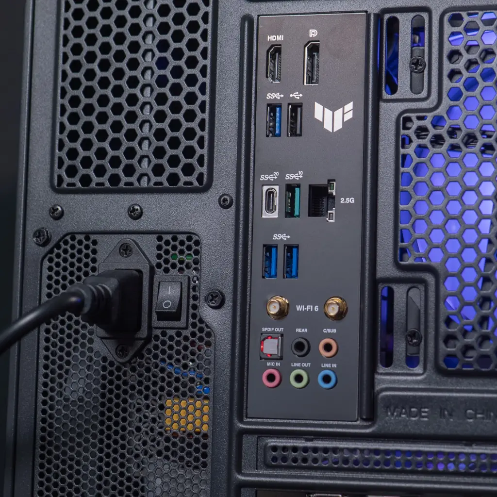 Vue d'ensemble de la connectique arrière du PC Aqua présentant un port HDMI, un DisplayPort, plusieurs ports USB