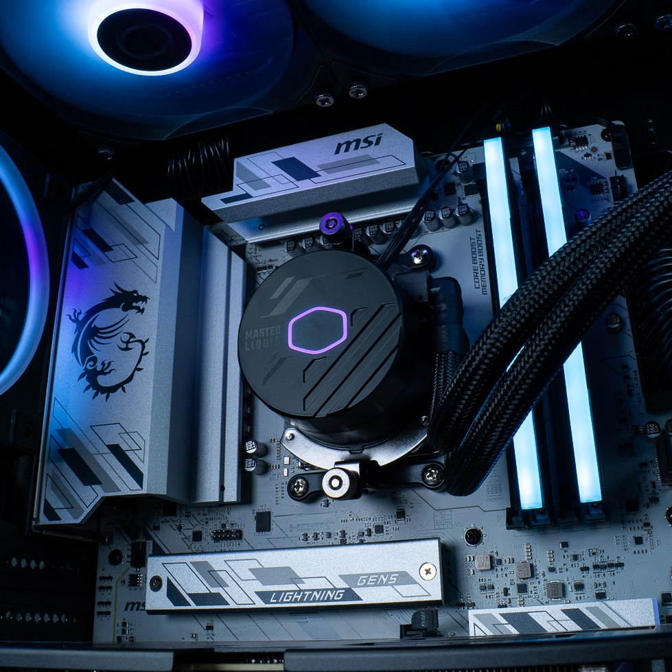 Gros plan du waterblock Cooler Master MasterLiquid 360L ARGB sur la carte mère du PC gamer Cheetoh Remastered