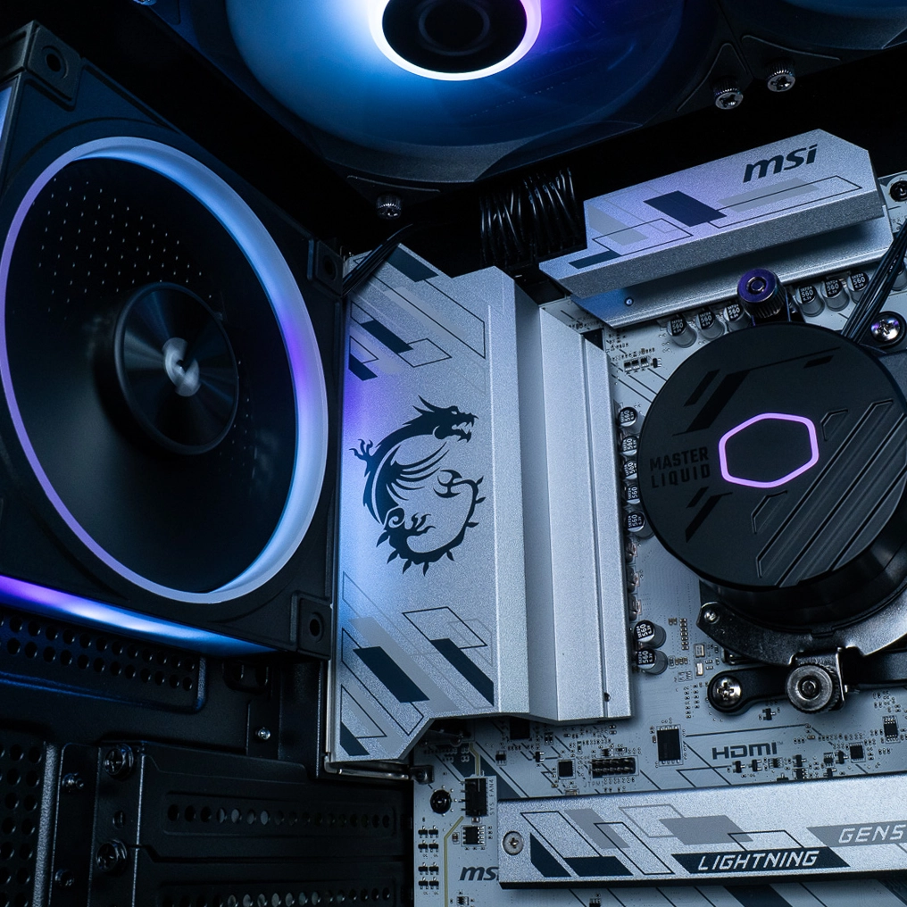 Gros plan sur le dissipateur thermique MSI avec logo dragon de la carte mère du PC gamer Cheetoh Remastered