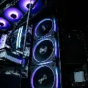 Trois ventilateurs de boîtier avec anneaux LED violets installés verticalement dans le PC gamer Cheetoh Remastered