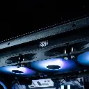 Vue rapprochée du radiateur et des ventilateurs Cooler Master du PC gamer Cheetoh Remastered avec rétroéclairage bleu et violet