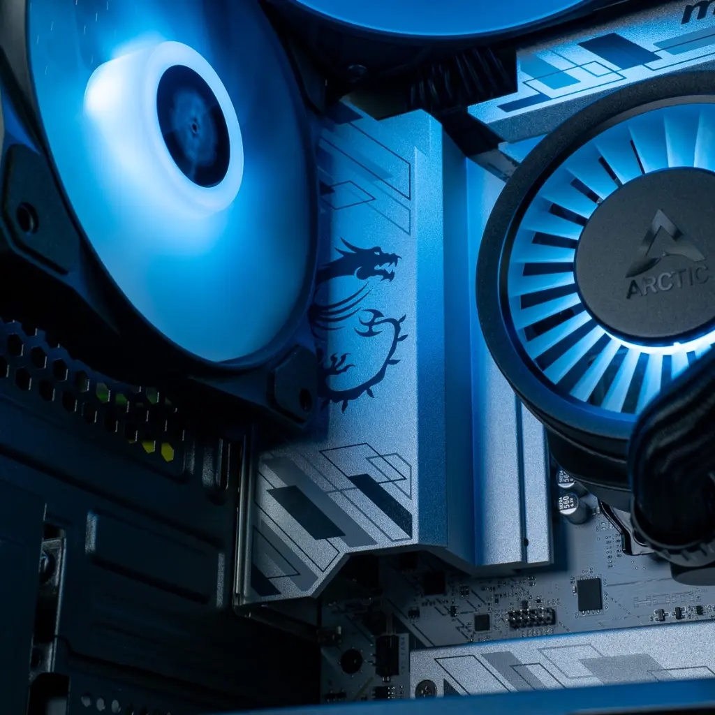 Gros plan sur l'intérieur PC gamer : waterblock avec son ventilateur intégré, situé juste à côté des dissipateurs thermiques argentés de la carte mère MSI B850 Gaming Plus WiFi