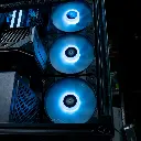 Intérieur du PC gamer Primal Radeon RX 9070 XT montrant le système de watercooling  avec son éclairage bleu glacier et ses ventilateurs rétroéclairés