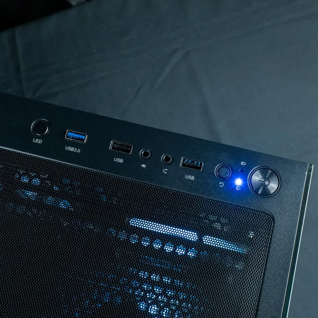 Vue rapprochée du panneau de contrôle supérieur du boîtier du PC gamer Primal Radeon, incluant les ports USB 3.0, les entrées jack audio, le bouton de contrôle LED et le bouton d'alimentation