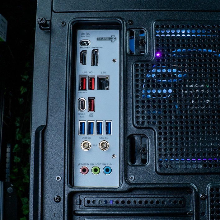 Panneau arrière E/S du PC gamer Cheetoh Remastered montrant les ports USB 10G, USB-C, Ethernet 2.5G et connecteurs Wi-Fi