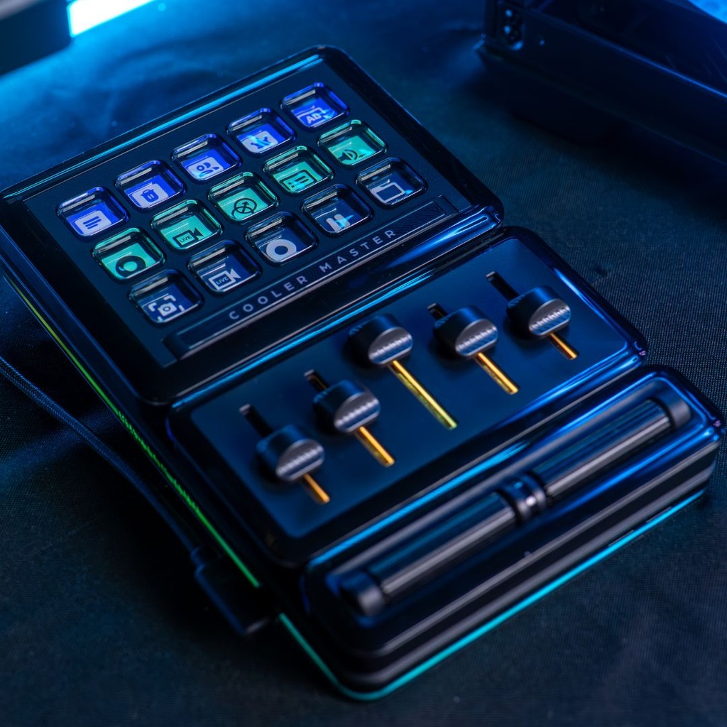 Vue de trois quarts console de contrôle modulaire Cooler Master MasterHub avec 15 touches LCD personnalisables et faders de précision FlowUP