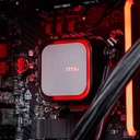 Gros plan sur le waterblock MSI avec rétroéclairage rouge au centre du PC gamer Banger, mettant en avant le système de refroidissement liquide