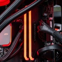 Détail des barrettes de mémoire vive Corsair Vengeance RGB éclairées en rouge à l'intérieur du PC gamer Banger