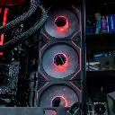 Vue rapprochée des trois ventilateurs de façade avec liseré lumineux ARGB rouge, assurant un flux d'air constant dans le boîtier aquarium du PC Banger