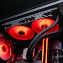Vue rapprochée du système de watercooling Arctic Liquid Freezer III avec ses ventilateurs rétroéclairés en rouge installés en haut du boîtier du PC Gamer Banger